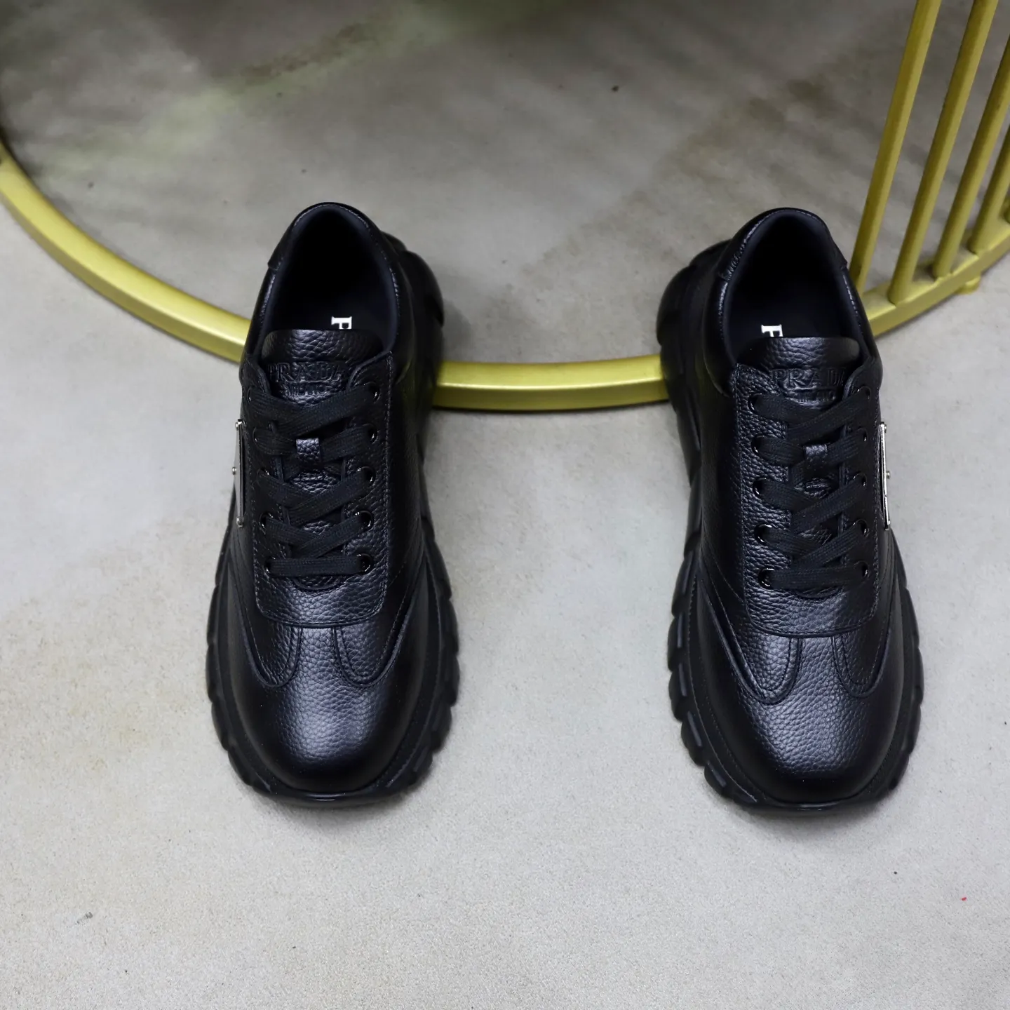 Ex-factory price: 700💰Top original order Brand: PRADA (Prada) Standard code: Men's size 38/44 (45 can be customized) Grade: Same as the official website Material: Original cowhide stitching, cowhide lining, original combination two-color wear-resistant soft outsole Style category: casual sports version, young fashion, European and American trend, British style Color: actual picture color